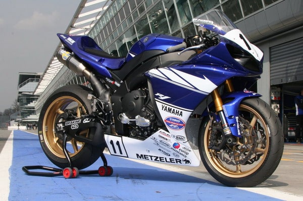 yamaha r series cup metzeler 10