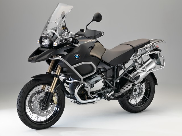 BMW ti invita a scoprire le sue nuove moto e ti dà la possibilità di vincere un weekend a Monaco! 1 bmw-motorrad-ti-invita-sabato-9-e-domenica-10-febbraio-presso-tutta-la-rete-dealer-per-scoprire-la-nuova-f-800-gt-e-le-edizioni-speciali-90-anniversario-di-r-1200-r-r-1200-rt-e-r-1200-gs-adventure-p90106691-highres