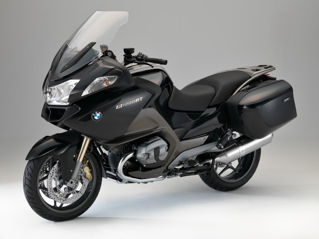 BMW ti invita a scoprire le sue nuove moto e ti dà la possibilità di vincere un weekend a Monaco! 2 bmw-motorrad-ti-invita-sabato-9-e-domenica-10-febbraio-presso-tutta-la-rete-dealer-per-scoprire-la-nuova-f-800-gt-e-le-edizioni-speciali-90-anniversario-di-r-1200-r-r-1200-rt-e-r-1200-gs-adventure-p90106692-highres