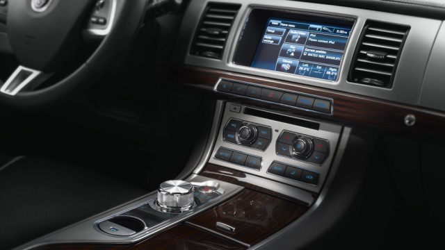 Jaguar XF Sportbrake: la lussuosa, versatile e dinamica station wagon di casa Jaguar 5 console centrale Jaguar XF sportbrake