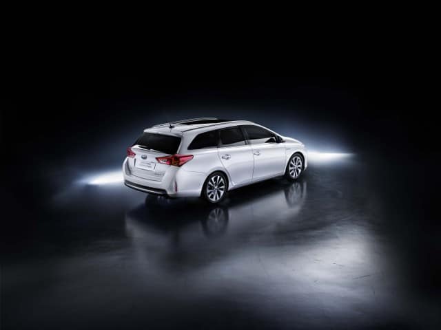 Nuova Toyota Auris Touring Sports: Station Wagon Full Hybrid 2 nuova-auris-touring-sports-al-salone-di-ginevra-0000006060-toyota-7-8-back-rgb-high