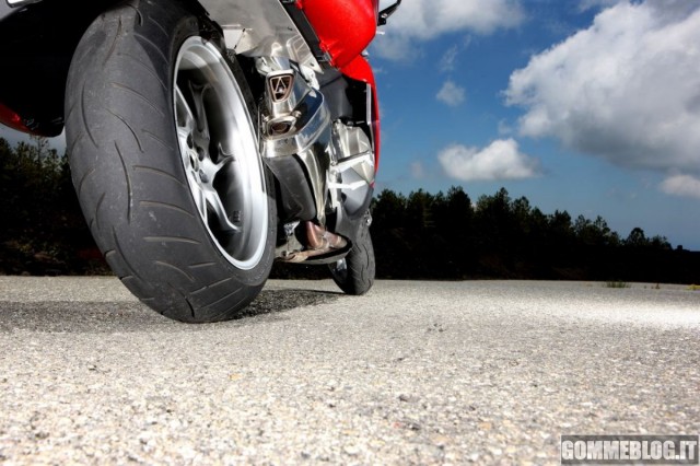 Metzeler Roadtec Z8 Interact: arrivano le versioni Bimescola e Bitela 3 Metzeler Roadtec Z8 Interact - 2