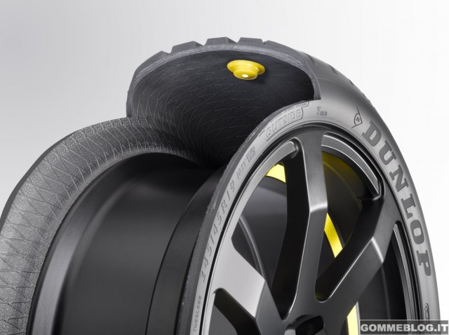Goodyear Dunlop svela lo pneumatico intelligente al Salone dell'Auto di Ginevra 1 Dunlop-Goodyear-ginevra-2