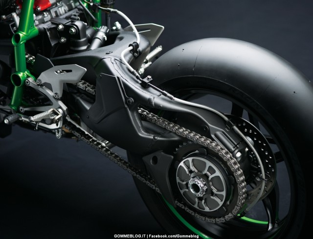 Kawasaki H2R: 300 CV Sovralimentata con Gomme Racing Slick 4 Kawasaki-H2R-34