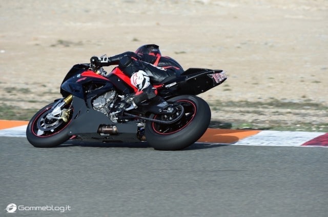 Nuovi Pneumatici Moto Racing Metzeler: Racetec RR SLICK e Racetec RR COMPK SLICK 4 Bildnachweis: Friedrich Weisse -msd- Belegexemplar an: Friedrich Weisse Georg-Buechner-Str.: 8 D-68519 V i e r n h e i m Tel.:+49 6204 4486 Mobil: +49 163 7889077 email: info@motorradrennen.com Honorarpflichtig gem. MFM