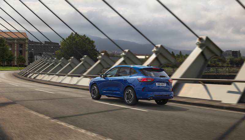 Nuova Ford Kuga 2024 - novità nel design, tecnologia e motori ibridi 2 Nuova Ford Kuga 2024