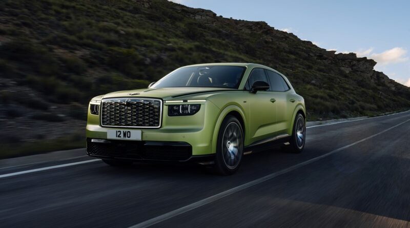 Bentley Torcal elettrica verde vista di tre quarti anteriore su strada