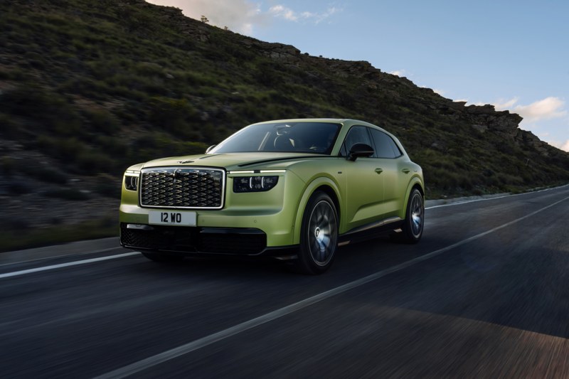Bentley Torcal elettrica verde vista di tre quarti anteriore su strada