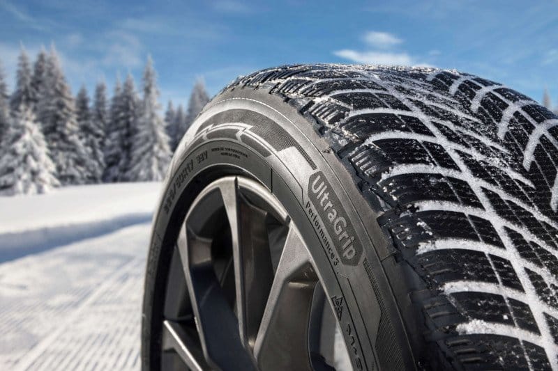 Dettaglio del battistrada Goodyear UltraGrip Performance 3 sulla neve