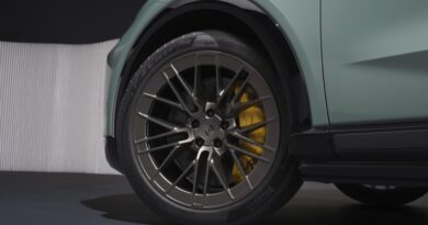 Pirelli P Zero R con marcatura Elect sul cerchio della Porsche Cayenne Electric