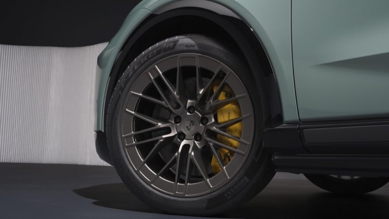 Pirelli P Zero R con marcatura Elect sul cerchio della Porsche Cayenne Electric
