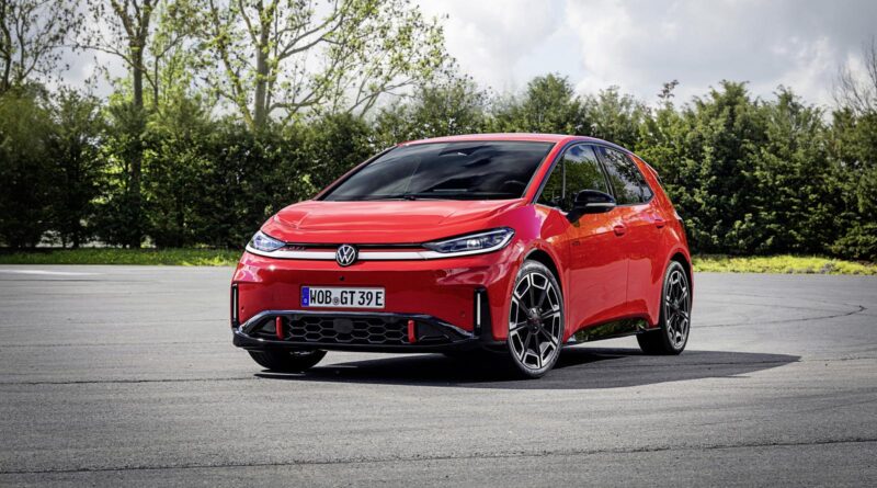Volkswagen ID.3 GTI rossa con cerchi da 20 pollici, vista anteriore di tre quarti