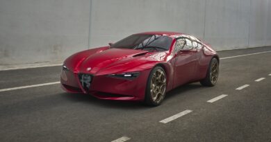 Alfa Romeo Cuorerosso rossa vista di tre quarti anteriore