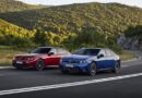 Nuova BMW Serie 3 rossa e BMW i3 blu su strada