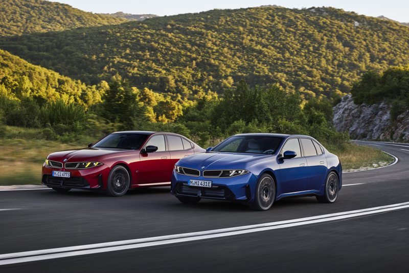 Nuova BMW Serie 3 rossa e BMW i3 blu su strada