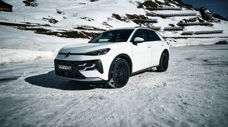 Volkswagen T-Roc con cerchi DEZENT KY Black su strada innevata