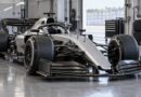 F1, monoposto generica in garage per le prove libere – illustrazione IA
