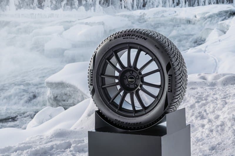 Pirelli Scorpion Winter 3 con battistrada e fianco visibili sulla neve