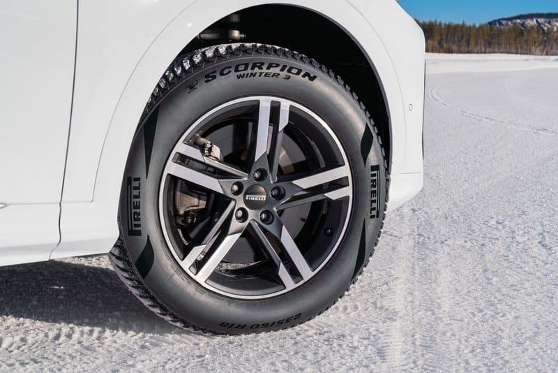 Pirelli Scorpion Winter 3 montato sulla ruota di un SUV